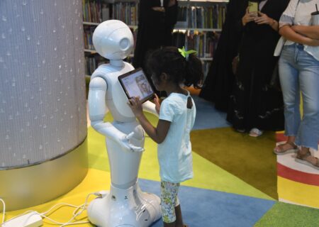 کتابخانه محمد بن راشد برای اولین بار در خاورمیانه از هوش مصنوعی و روبات استفاده می کند